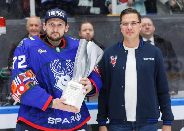 Юрий Шалабаев вручил вратарю ХК «Торпедо» Денису Костину Кубок лучшего игрока