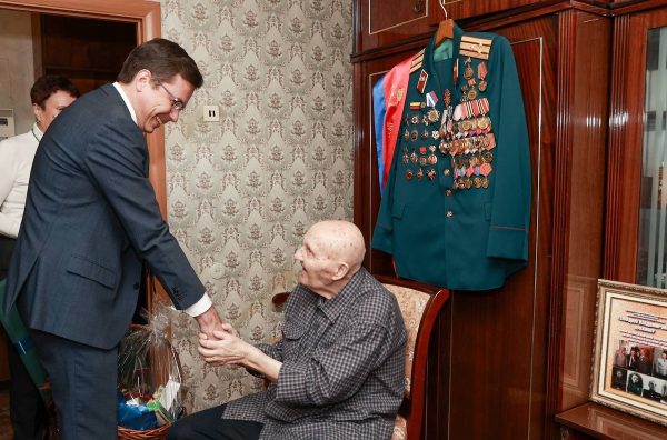 Юрий Шалабаев поздравил ветерана Геннадия Луканова со 100-летним юбилеем