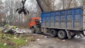 Водитель ломовоза, который оставил мусор на площадке на Бору, извинился