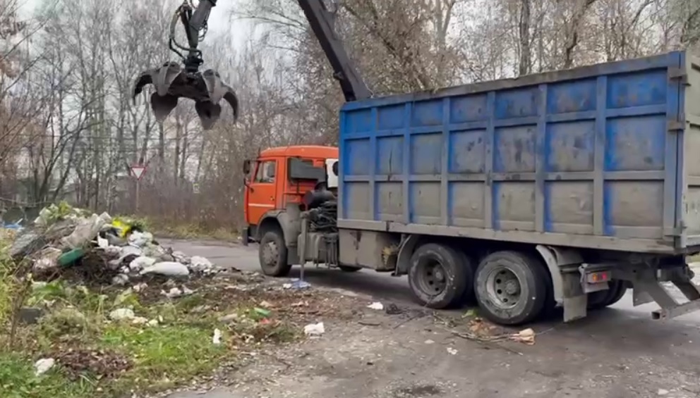 Водитель ломовоза, который оставил мусор на площадке на Бору, извинился