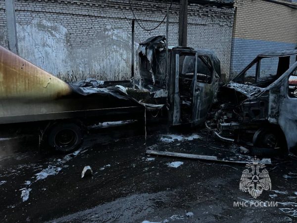 Газель вспыхнула на парковке в Нижнем Новгороде