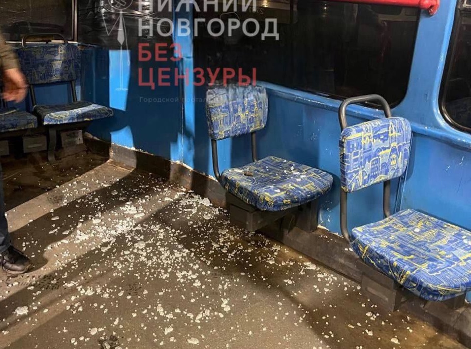 Неизвестный разбил окно в трамвае №6 в Нижнем Новгороде
