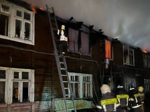 Очередной расселенный дом вспыхнул минувшей ночью в Ленинском районе