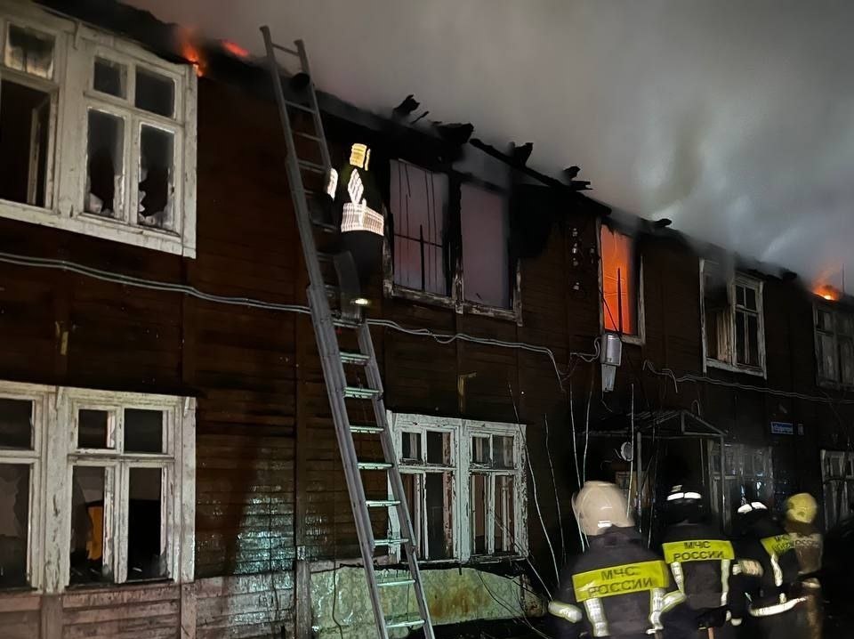 Очередной расселенный дом вспыхнул минувшей ночью в Ленинском районе