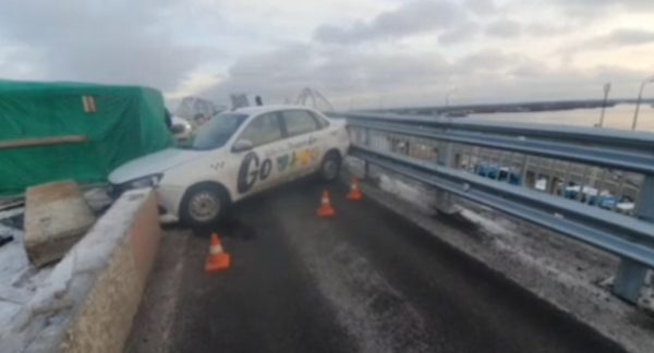 Пассажир такси пострадал в ДТП на Борском мосту