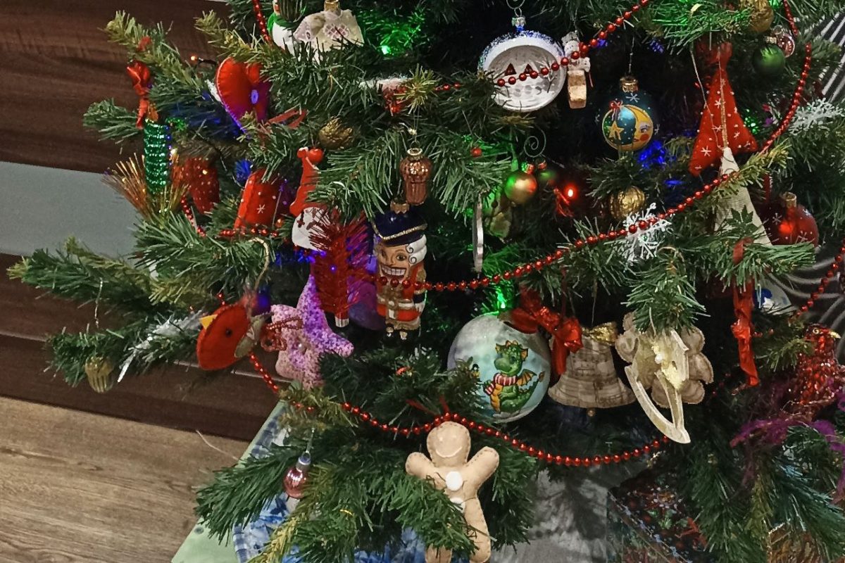 Астролог Цицина дала советы по украшению новогодней ёлки к году Огненной Лошади