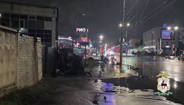 Иномарка перевернулась и врезалась в ограждение на Московском шоссе