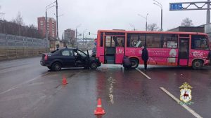 Иномарка столкнулась с автобусом на проспекте Циолковского