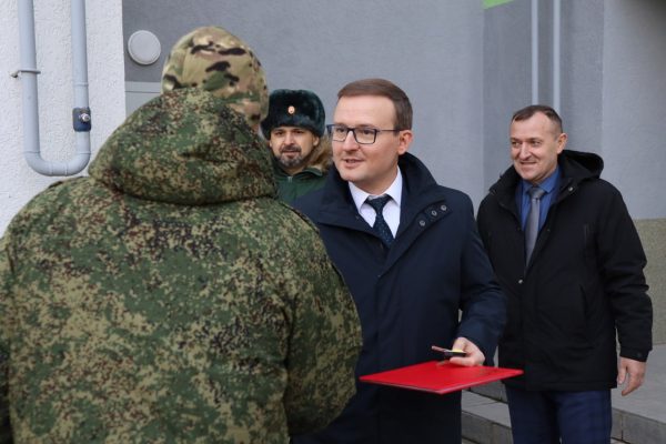 Участнику СВО в Борском округе вручили ключи от квартиры