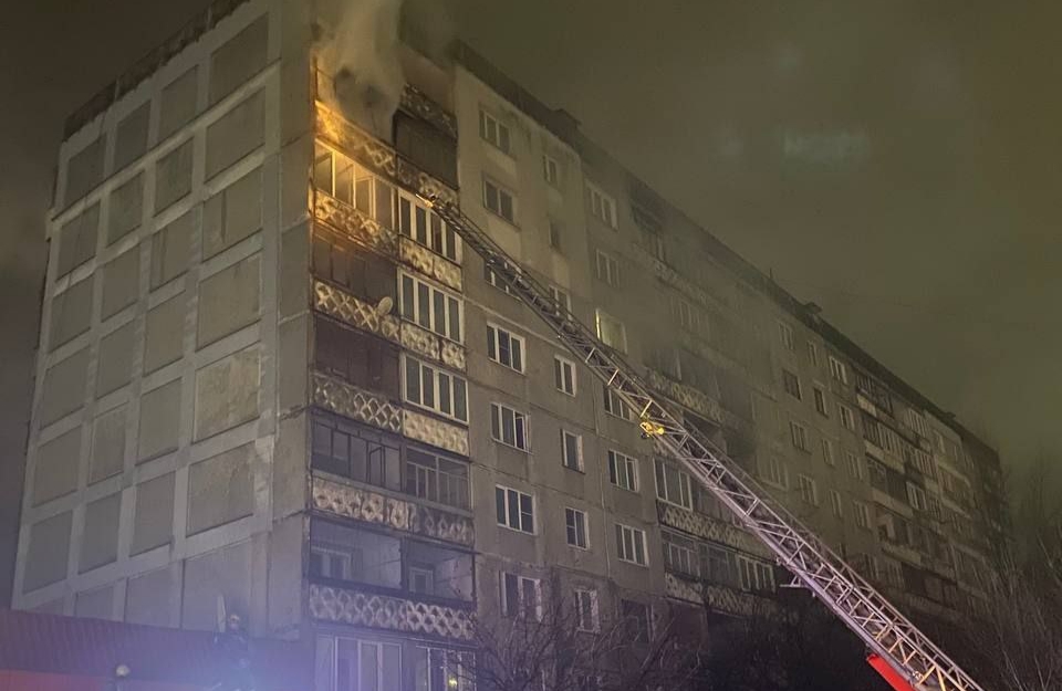 В Нижнем Новгороде ликвидировали пожар в расселенной многоэтажке на Краснодонцев