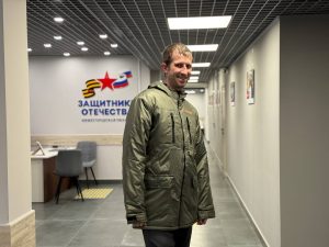 Нижегородский филиал фонда вручил ветерану СВО адаптивную одежду