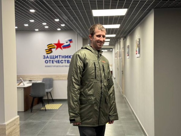 Нижегородский филиал фонда вручил ветерану СВО адаптивную одежду
