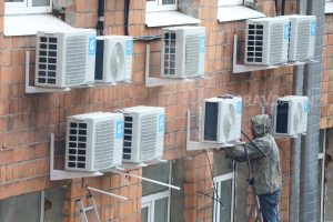 Соседский кондиционер мешает спать? Рассказываем, что делать и куда обращаться 