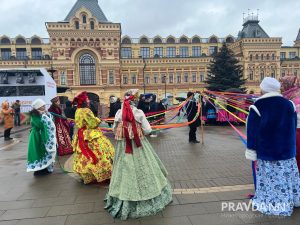 Праздничные гуляния проходят на Нижегородской ярмарке несмотря на&nbsp;дождь