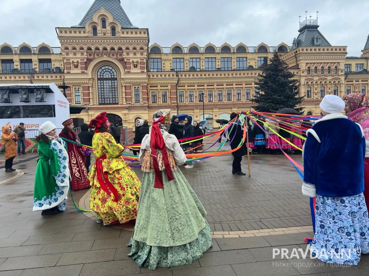 Праздничные гуляния проходят на Нижегородской ярмарке несмотря на&nbsp;дождь
