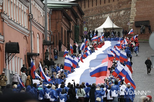 100-метровый флаг развернули на Ивановском съезде в День народного единства