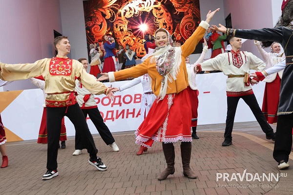 Праздничные гуляния проходят на Нижегородской ярмарке в День народного единства