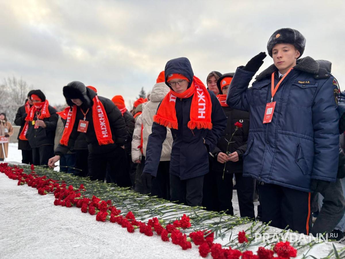Нижегородские школьники возложили цветы к мемориалу на Пискаревском кладбище
