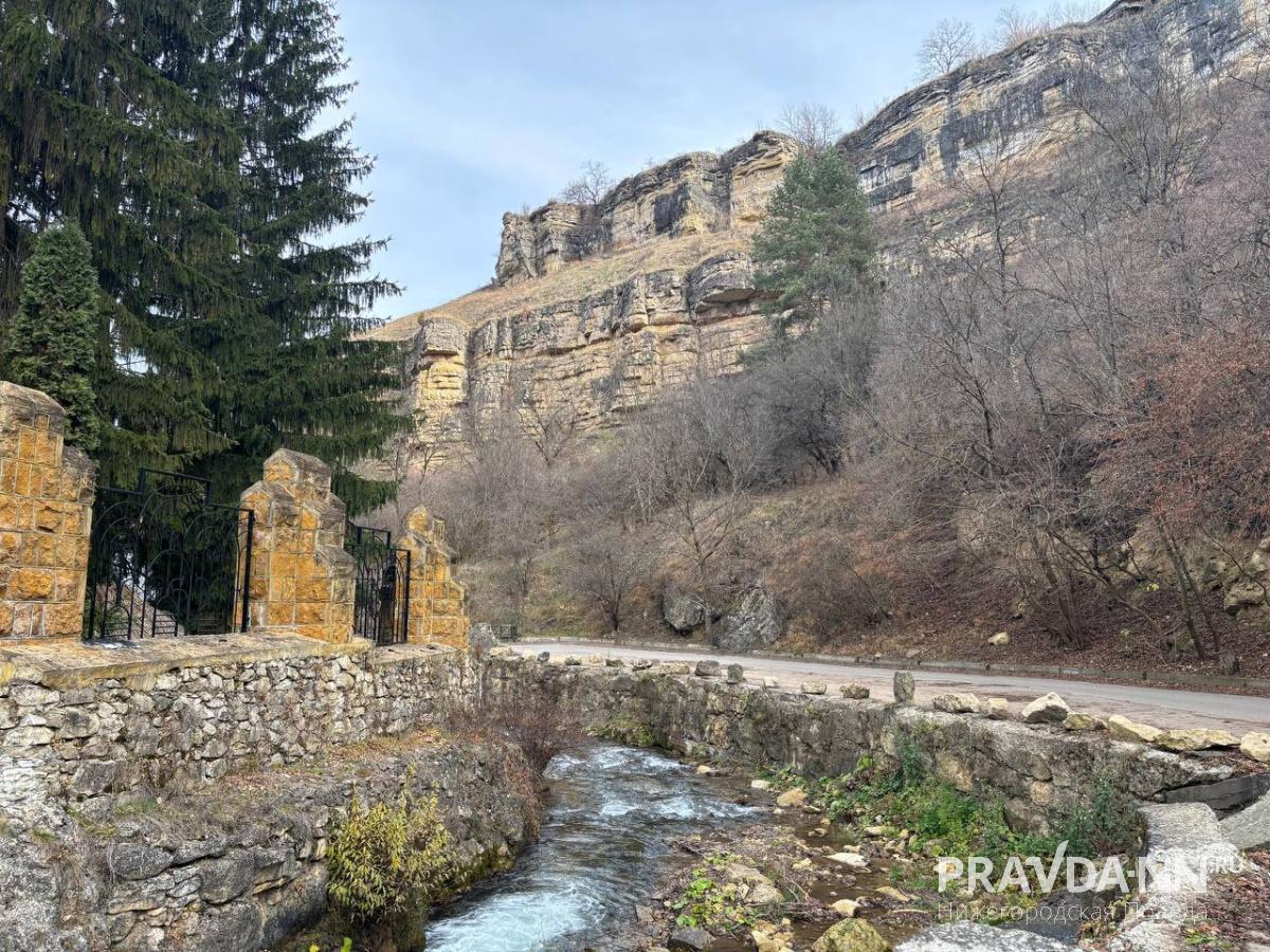 В скалах можно различить лица героев романтической легенды