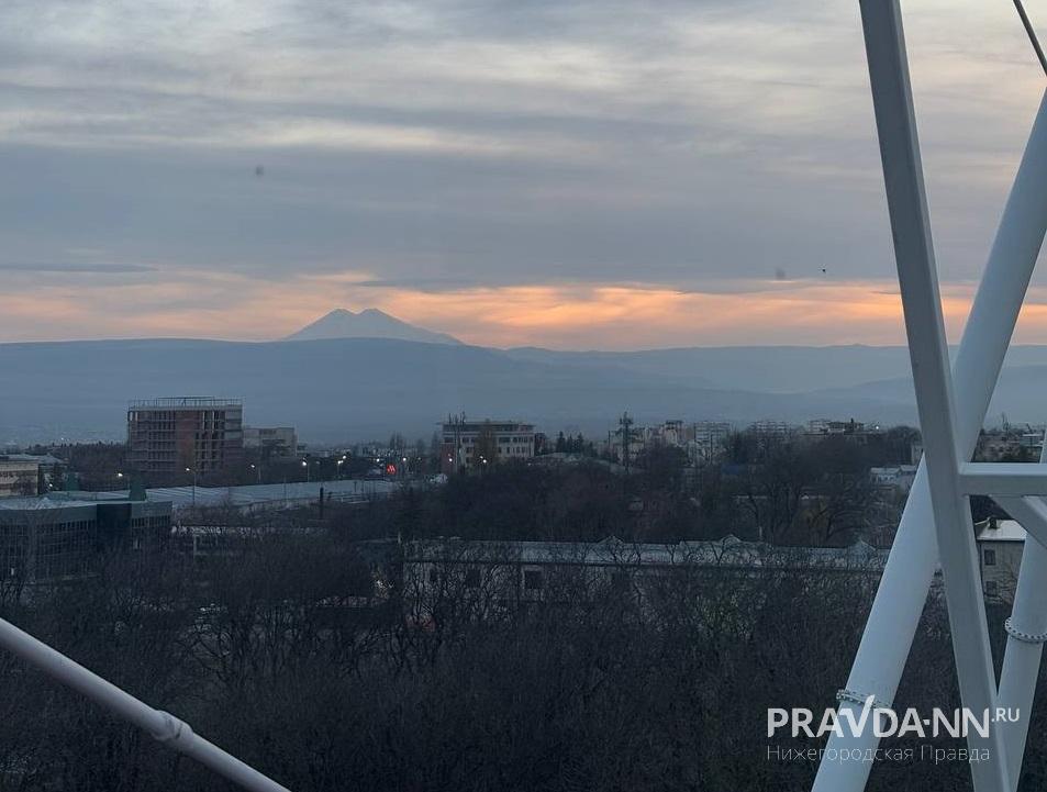 Такой вид на Эльбрус открывается с колеса обозрения в Ессентуках