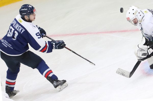 Хоккеисты «Чайки» вырвали победу у «Омских Ястребов»