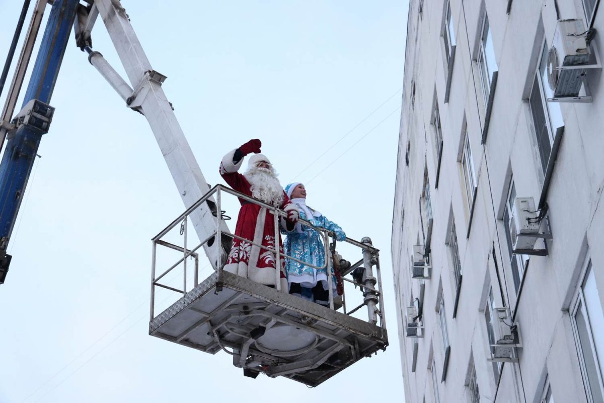 Сотрудники МЧС пятый год поздравляют пациентов детской больницы