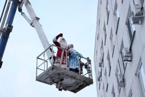 Сотрудники МЧС пятый год поздравляют пациентов детской больницы