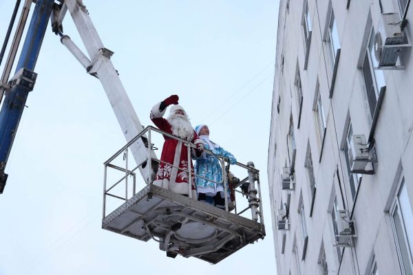 Сотрудники МЧС пятый год поздравляют пациентов детской больницы