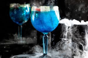 Химик Поваров объяснил, опасен ли жидкий азот в коктейлях