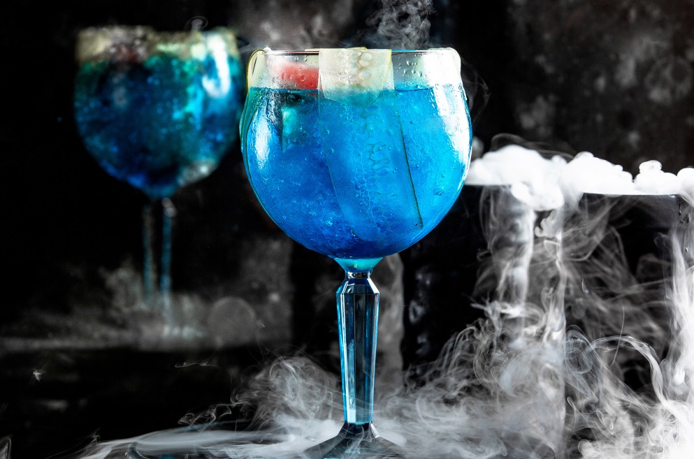 Химик Поваров объяснил, опасен ли жидкий азот в коктейлях