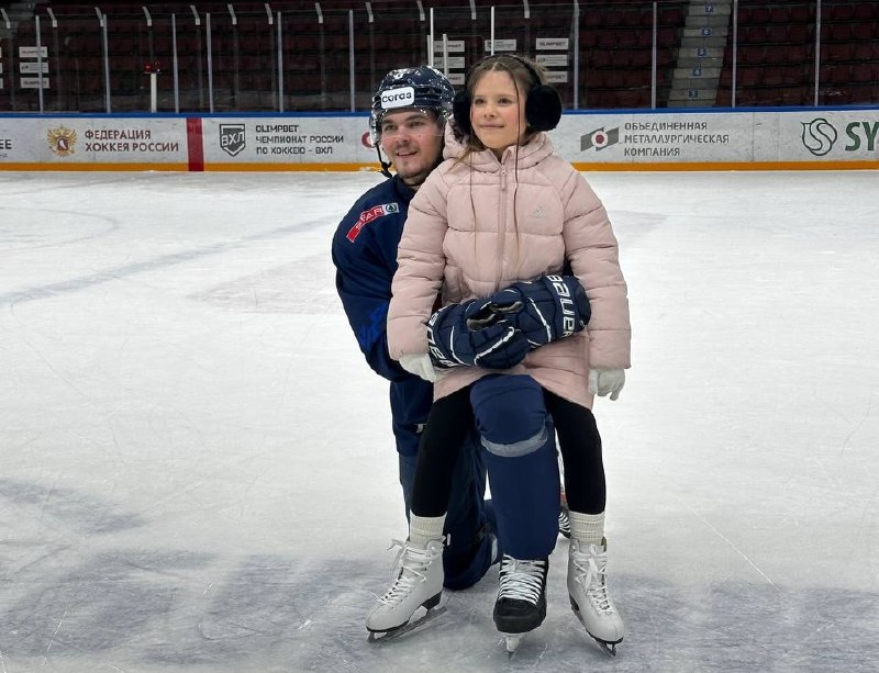 Защитник «Торпедо» Конюшков исполнил новогоднее желание 9‑летней нижегородки