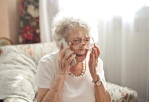 91-летняя нижегородка отдала мошенникам 400 тысяч рублей в полотенце