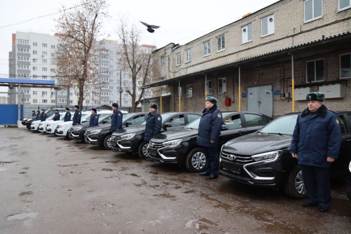 Сотрудникам ГУФСИН вручили 17 новых служебных автомобилей