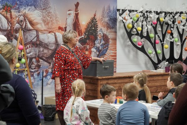 Семьи участников СВО из Нижегородской области посетили фабрику игрушек