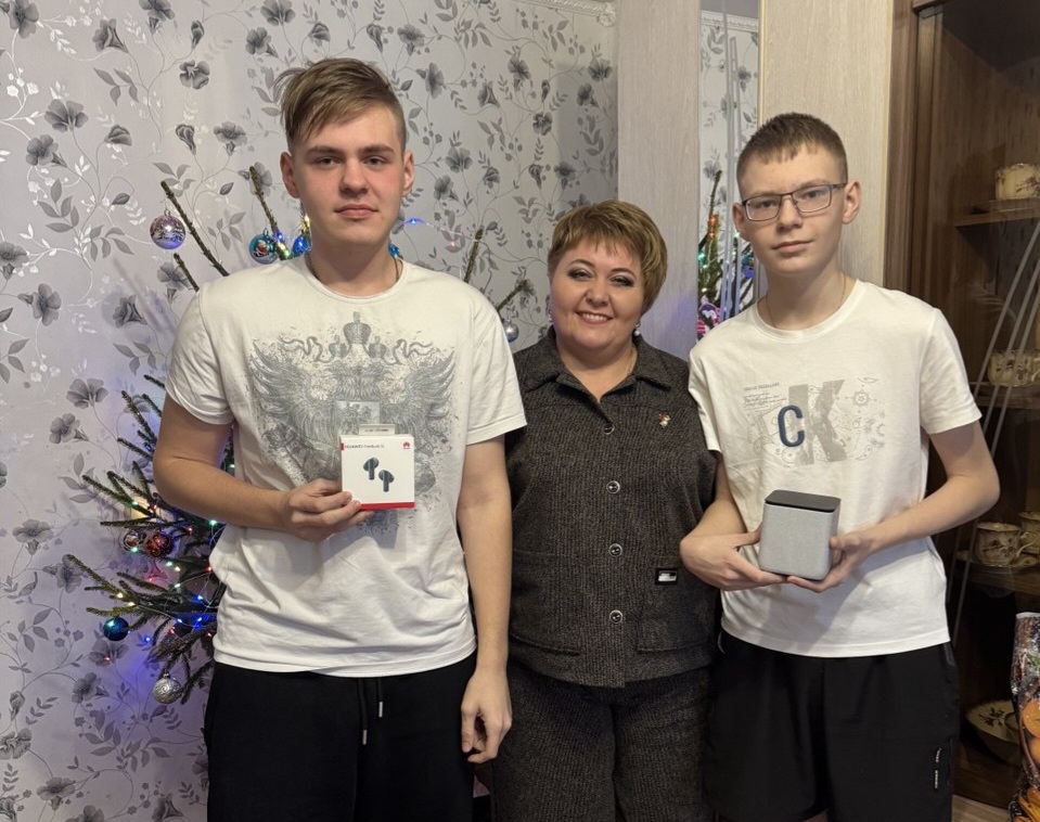 Елена Амосова исполнила желания двух братьев из Шахуньи в акции «Елка желаний»