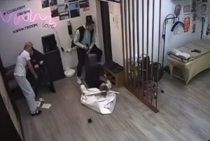 Выволокли за ноги: нижегородскую блогершу избили в салоне красоты