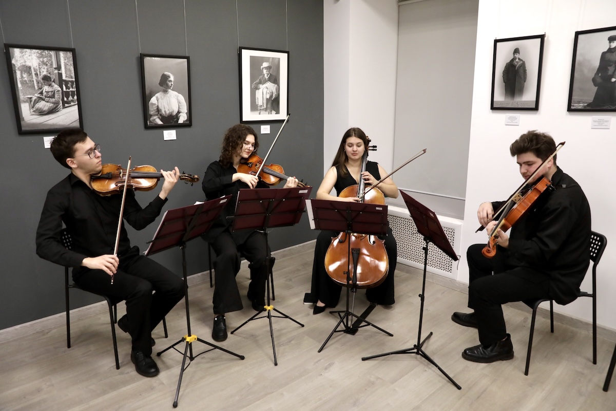 Для посетителей выставки играл ансамбль Нижегородской государственной консерватории им. М.И. Глинки