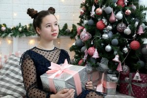 «Хочу новый айфон»: что делать, если ребенок попросил у Деда Мороза слишком дорогой подарок