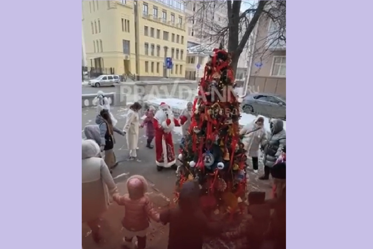 В Нижнем Новгороде ёлку украсили игрушками-символами городов и посёлков региона