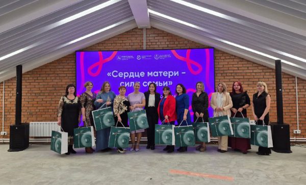 Волонтеры Эн+ поздравили многодетные семьи с Днем матери