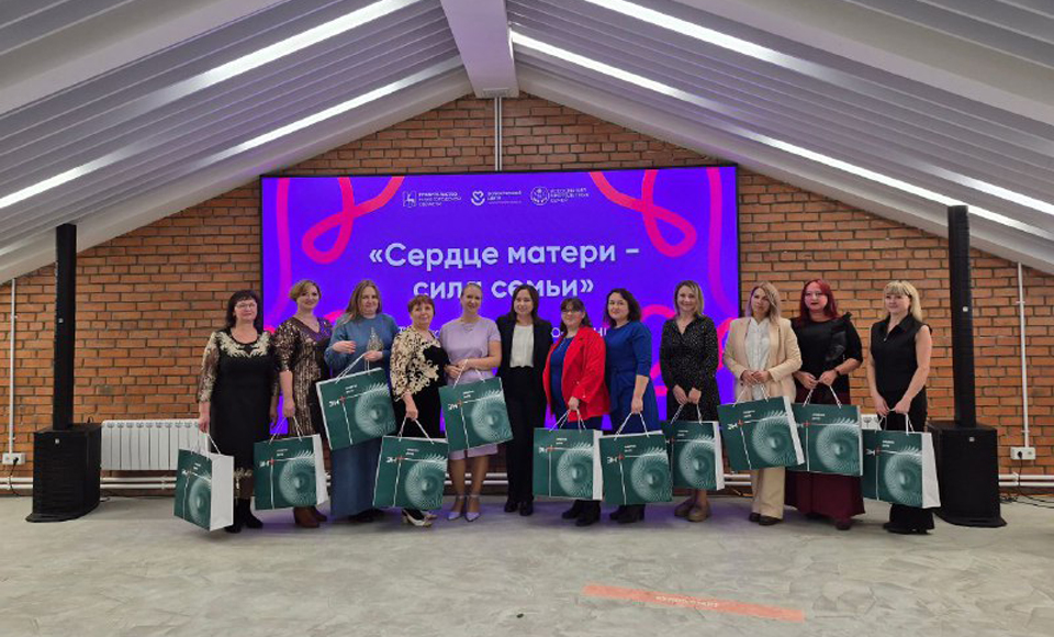 Волонтеры Эн+ поздравили многодетные семьи с Днем матери