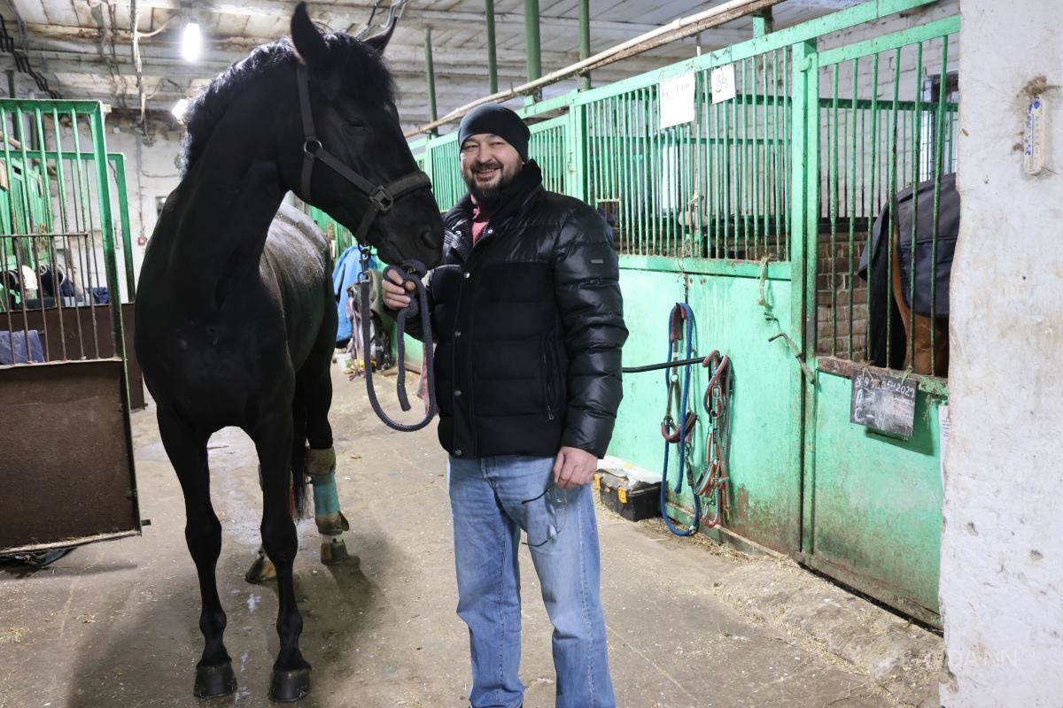 Александра Федотова лошади узнают, едва он заходит на конюшню