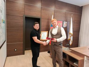 Водителю нижегородского автобуса вручили награду за спасение пассажира