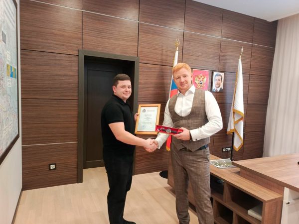 Водителю нижегородского автобуса вручили награду за спасение пассажира