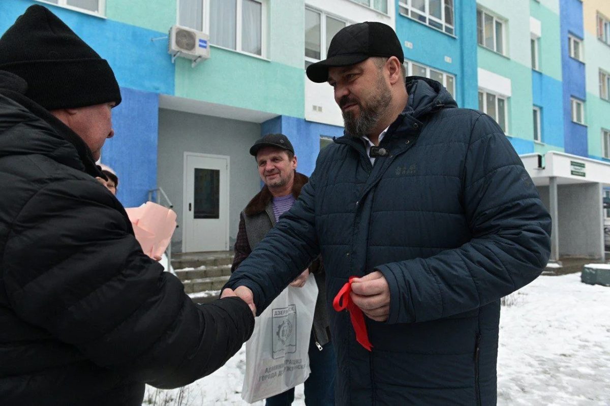 Михаил Клинков вручил ключи от новых квартир жильцам аварийных домов