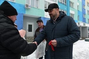 Михаил Клинков вручил ключи от новых квартир жильцам аварийных домов