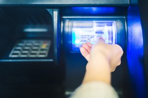 Нижегородцы могут обменять рубли на баты и дирхамы в банкоматах