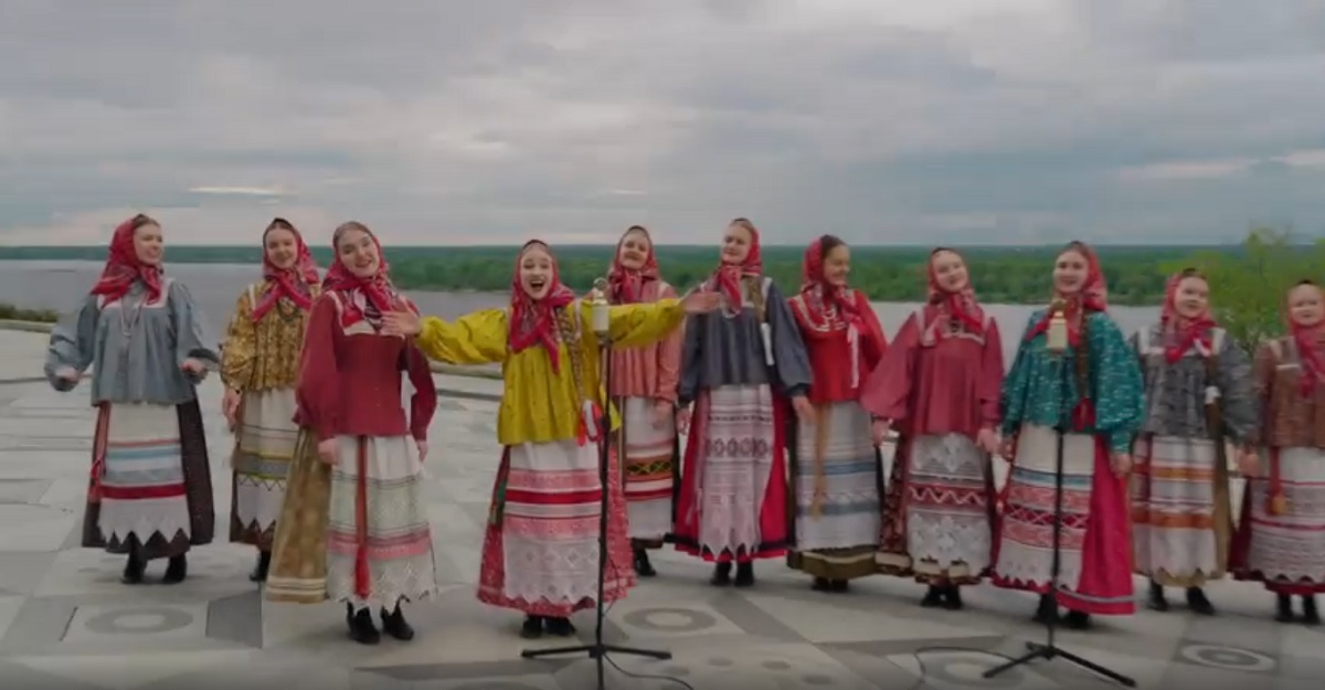 Коллектив спел на набережной в Нижегородском кремле