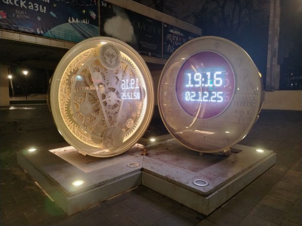 Часы в честь 800-летия у ТЮЗа снова работают после ремонта