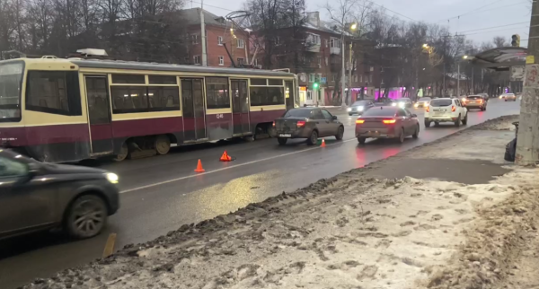 Водитель «Лады» сбил молодого человека, выходящего из трамвая